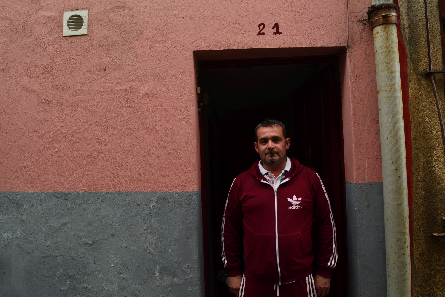 "Eu nasci em Miragaia, vivi aqui os meus 42 anos e é injusto ter agora de sair", diz António Dias (foto de Marta Vidal/Mapa)