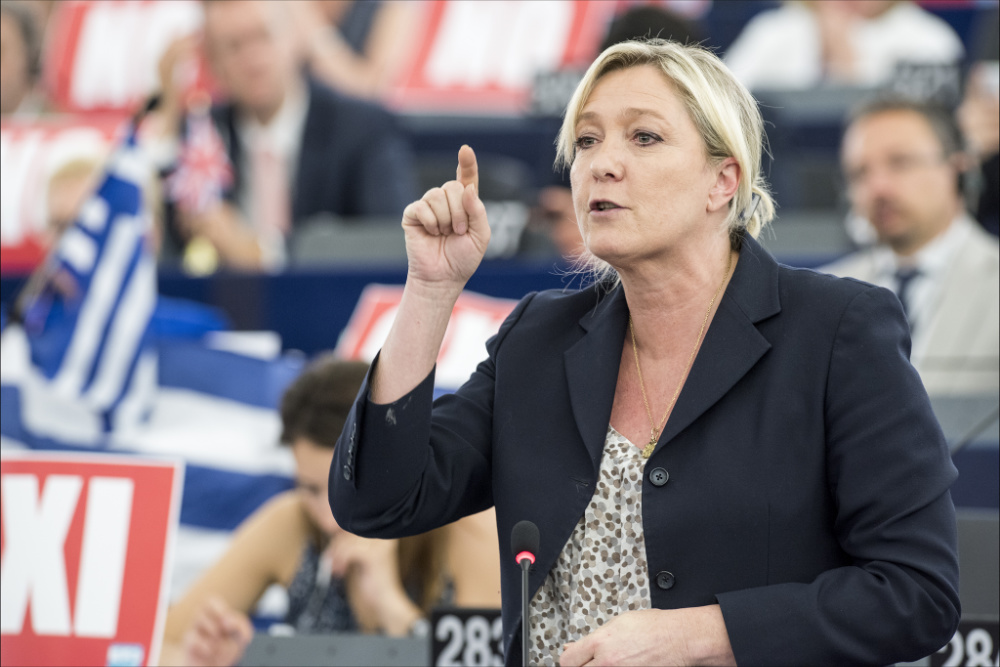 Marine Le Pen no Parlamento Europeu em 2015 (foto de Parlamento Europeu via Flickr)