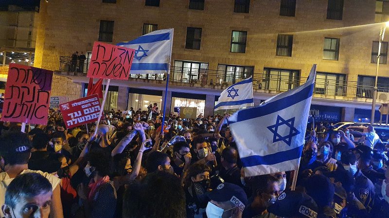 Fotografia dos protestos contra o Primeiro-Ministro de Israel, Benjamin Netanyahu, em Jerusalém, em Agosto de 2020. Wikimedia Commons