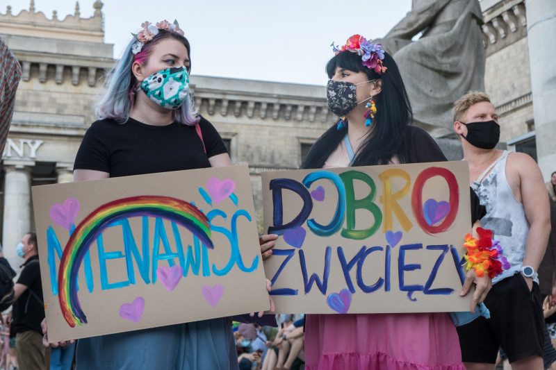 © Grzegorz Żukowski / Manifestantes seguram um cartaz que diz “ódio” (esquerda), “o bem irá prevalecer” (direita), durante um protesto solidário para com os manifestantes LGBT+ detidos e contra a homofobia em Varsóvia, depois dos acontecimentos em Varsóvia do dia anterior, em que a polícia prendeu a ativista LGBT+ Margot e deteve mais umas dezenas de pessoas. 8 de agosto de 2020, Varsóvia