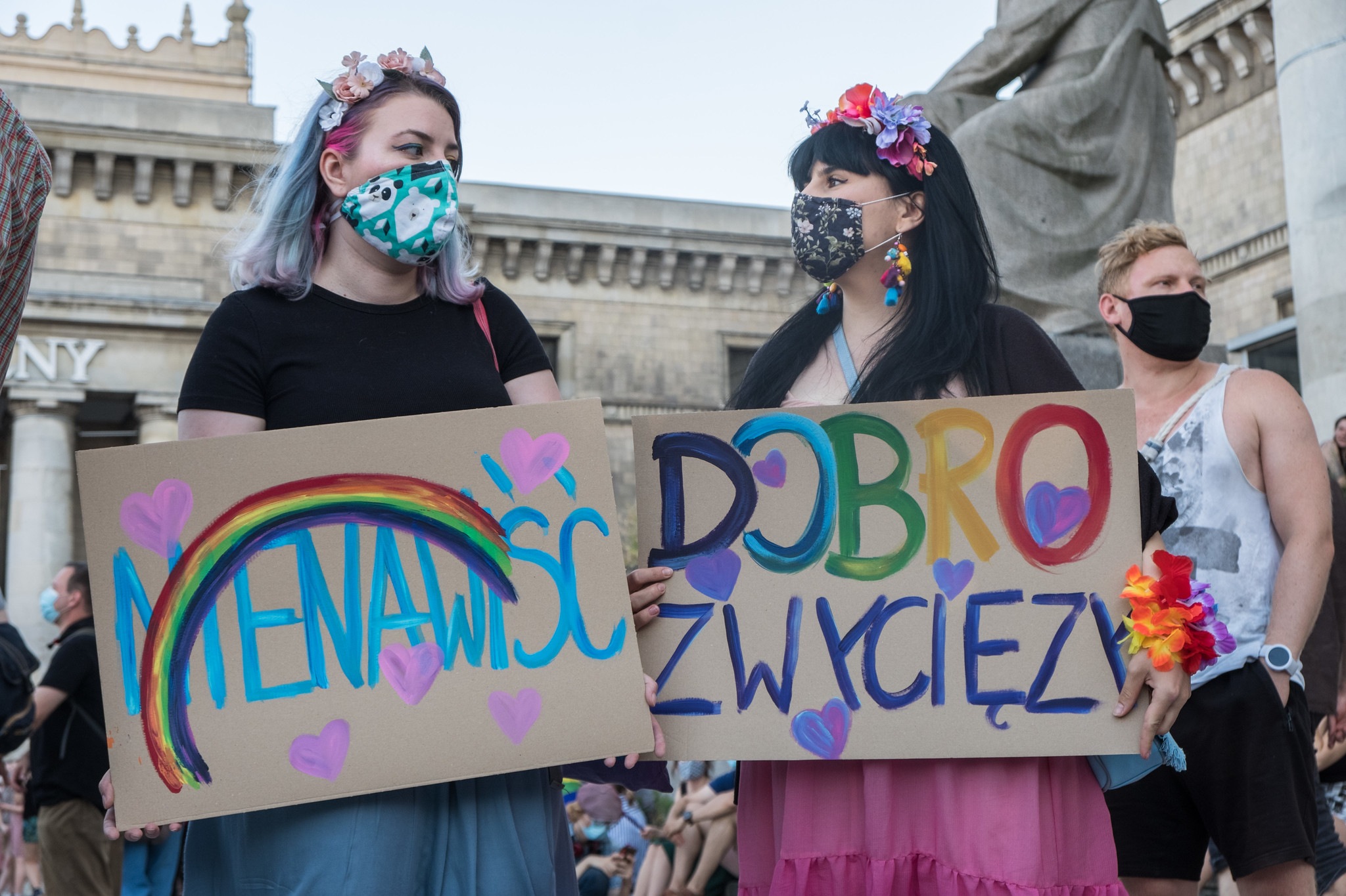 © Grzegorz Żukowski / Manifestantes seguram um cartaz que diz “ódio” (esquerda), “o bem irá prevalecer” (direita), durante um protesto solidário para com os manifestantes LGBT+ detidos e contra a homofobia em Varsóvia, depois dos acontecimentos em Varsóvia do dia anterior, em que a polícia prendeu a ativista LGBT+ Margot e deteve mais umas dezenas de pessoas. 8 de agosto de 2020, Varsóvia