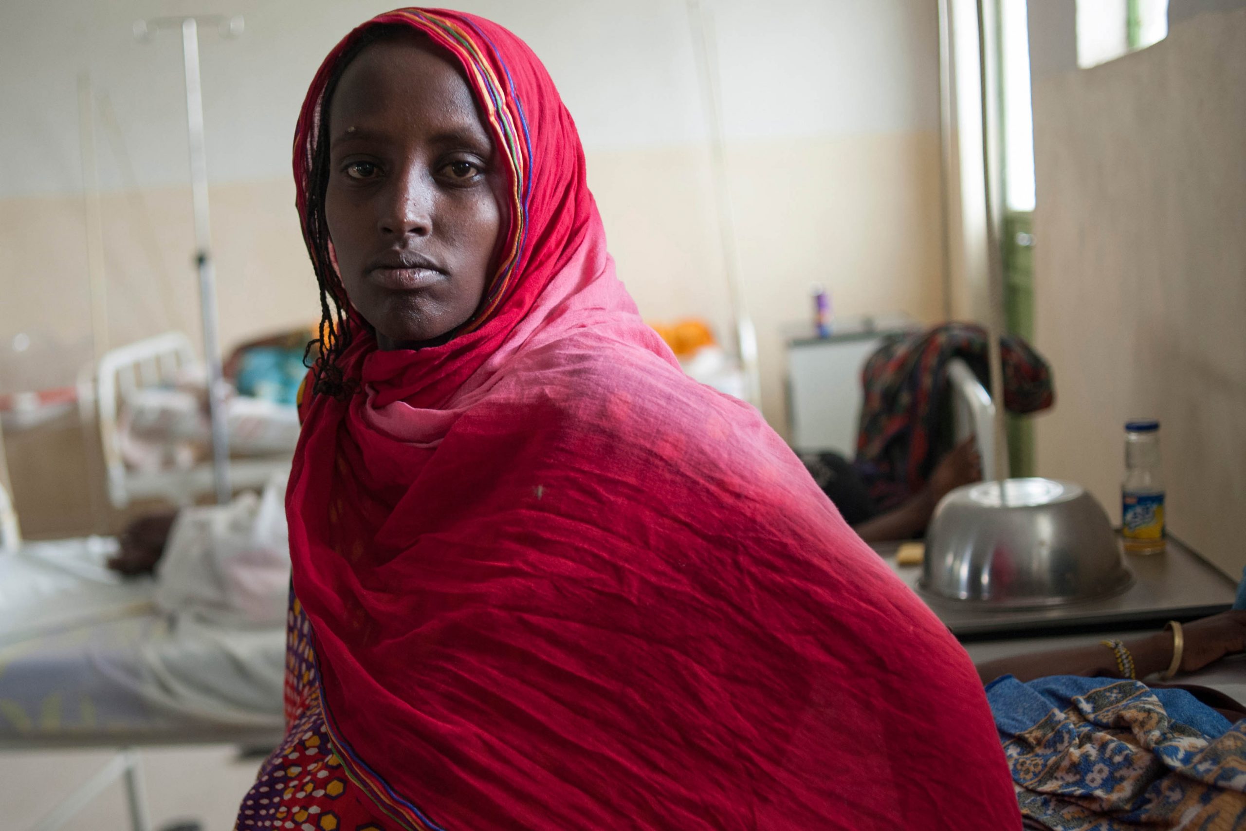 Mariame Habib, 17 anos e grávida de 9 meses, foi submetida a MGF quando era criança. Ela Aqui foi fotografada no Hospital Barbara May em Mille, Etiópia, que trata mulheres e crianças sujeitas a MGF. © UNICEF Etiópia/2014/Tsegaye