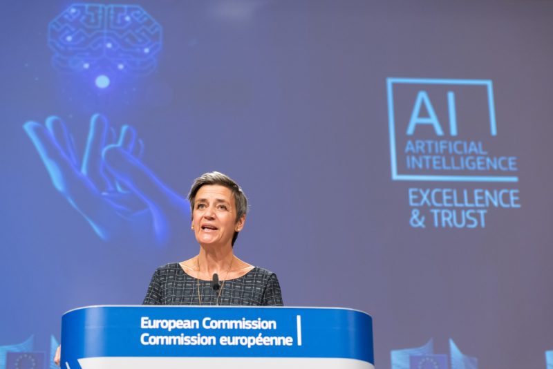 Margrethe Vestager a apresentar a proposta de lei sobre Inteligência Artificial