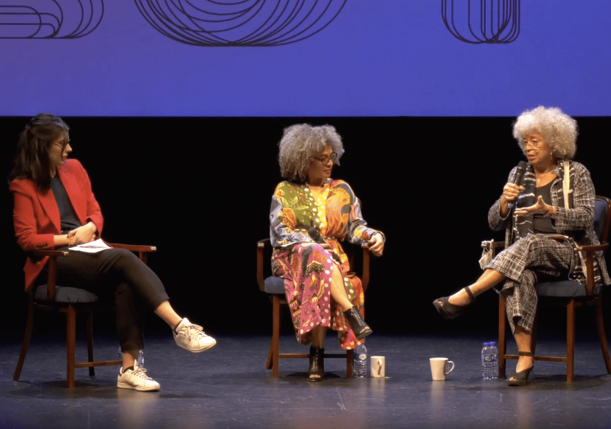 Captura de ecrã do vídeo via Youtube/LEFFEST'22 ABOLICIONISMO Conversa com Angela Davis e Gina Dent