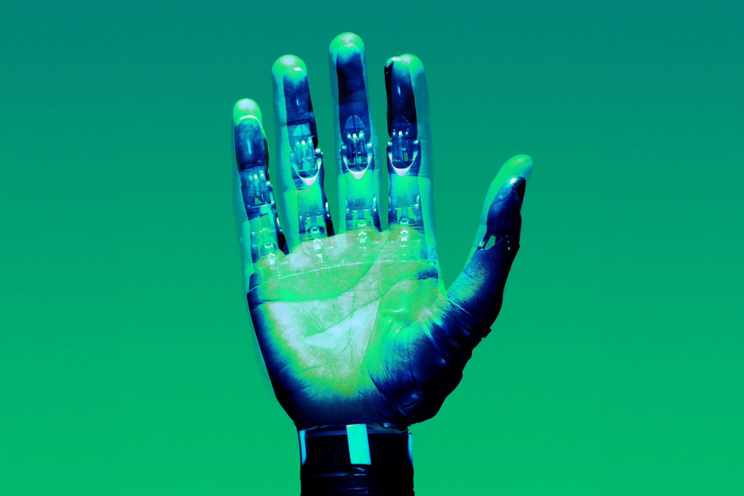 Mão humana e mão robótica sobrepostas em transparência como forma de ilustrar a diferença entre a riqueza do toque de uma mão (o valor intrínseco) e a frieza de um robot (o valor instrumental).