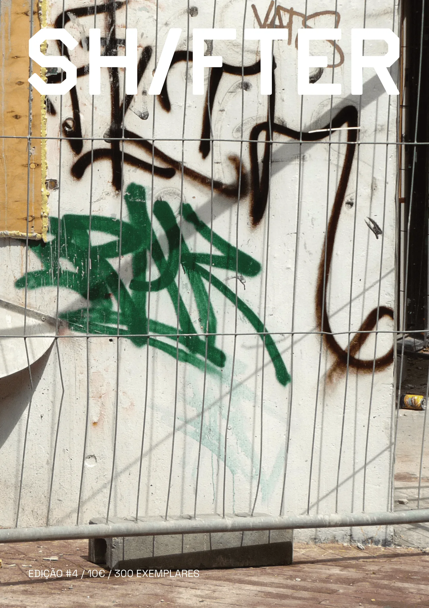 Capa da Revista #4 - uma fotografia de um artista holandês, disponível em domínio público na internet - onde se vê uma espécie de estaleiro de obras com alguns graffitis