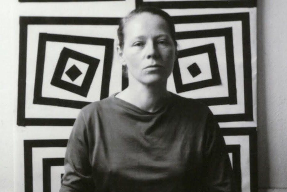 Fotografia de Vera Molnár, captura de ecrã do vídeo "Generative Art Exploration Chapter V: The Life and Work of Vera Molnár"