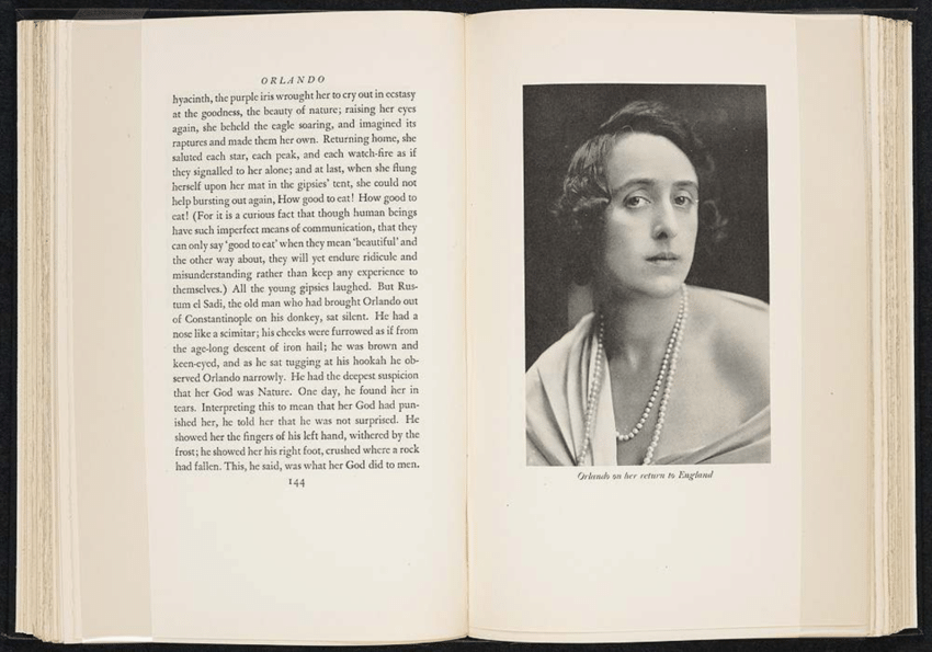 Livro Orlando aberto nas páginas 144 e 145. Na página esquerda, uma fotografia de Vita Sackville-West com a legenda "Orlando on her return to England"