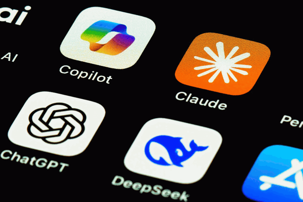 Fotografia da pasta de Apps de um iPhone onde se vêm as principais apps de IA como Copilot, Claude, ChatGPT e DeepSeek. A imagem está animada e fica ondulada, representando a ideia de mar do título.